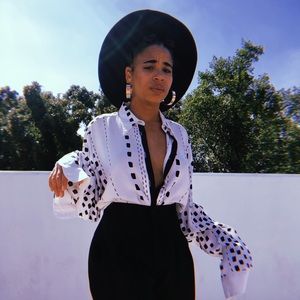 BLACK AND WHITE BLOUSE